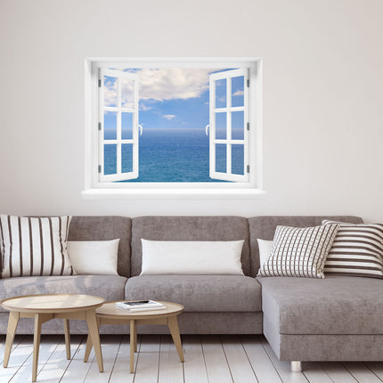 Genieße die unvergleichliche Ruhe des Meeres daheim! Wandaufkleber mit Fenstermotiv und Ausblick auf den Ozean über einem Sofa im Wohnzimmer. Die ideale Dekoration, um Urlaubsstimmung und innere Ruhe zu erleben.