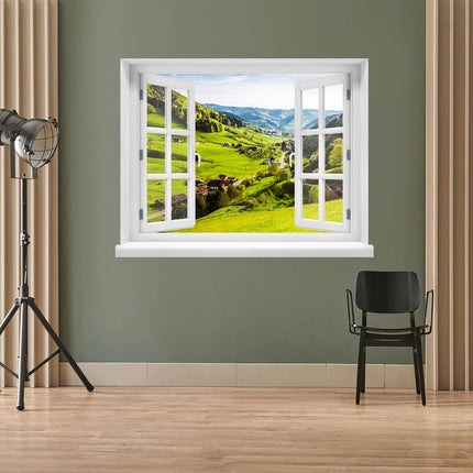 Genießen Sie die Ruhe des Schwarzwaldes in Ihren eigenen vier Wänden! Selbstklebendes Wandtattoo mit gedrucktem Bild enthüllt eine bezaubernde Illusion mit Blick auf ein Tal mit Wohnhäusern, umgeben von einer malerischen Landschaft im Sonnenschein, an einer olivgrünen Wand in einem Studio. 