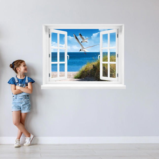 Dem Strandurlaub ganz nah sein! Wandaufkleber mit Strandblick und zwei vorbeifliegenden Möwen an einer Wand im Kinderzimmer, mit einem lächelnden Mädchen daneben.