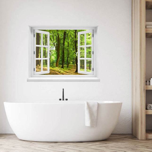 Selbstklebendes Wandtattoo mit Fenstermotiv mit Blick auf einen leuchtend grünen Waldweg mit Sonnenstrahlen, die durch die Bäume fallen, platziert über eine Badewanne – perfekt für entspannte Wohlfühlmomente.