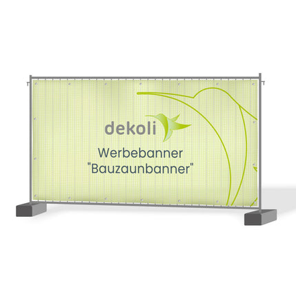 "Bauzaunbanner" von dekoli, montiert auf einem Metallrahmen, mit grünen Designelementen und Firmenlogo, ideal für Baustellenwerbung und Außenwerbung.