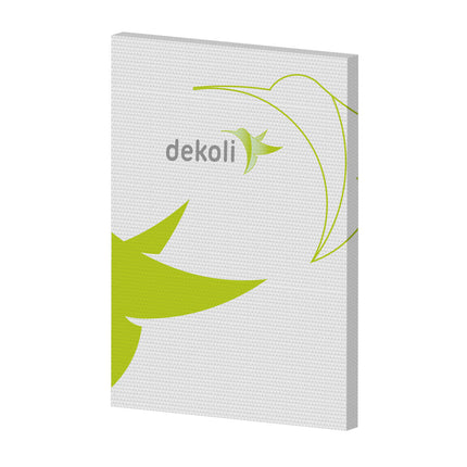 Ein Textilbanner mit dem Namen "DekoTex" von dekoli, aufgespannt und präsentiert auf einer weißen Fläche mit grünen Grafikelementen, ideal für Innen- und Außenwerbung sowie für hochauflösenden Digitaldruck.