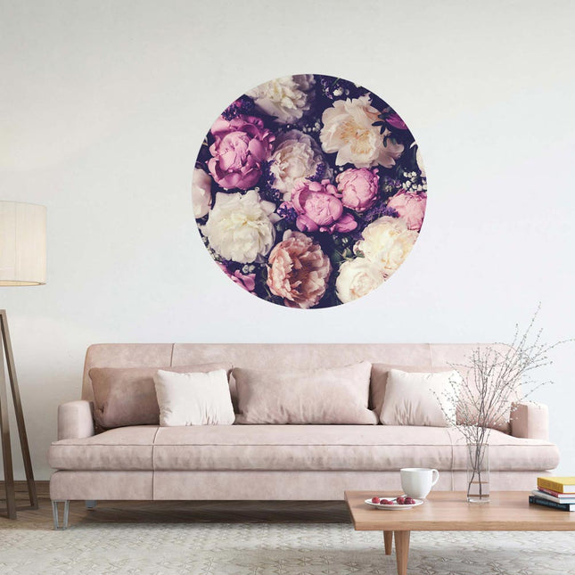 Wandaufkleber rund "Pfingstrosen" über rosafarbener Couch 