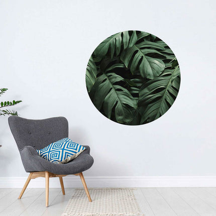 Wandsticker rund "Palme" auf heller Wand mit grauem Sessel 