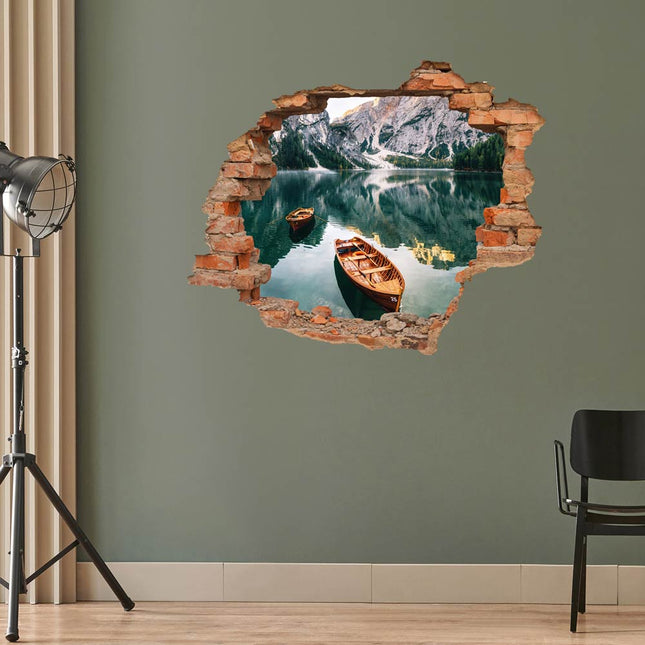 Wandaufkleber Wandtattoo in Form eines Wanddurchbruchs mit zwei Booten auf dem See und Berge im Hintergrund als Hauptbild im Studio